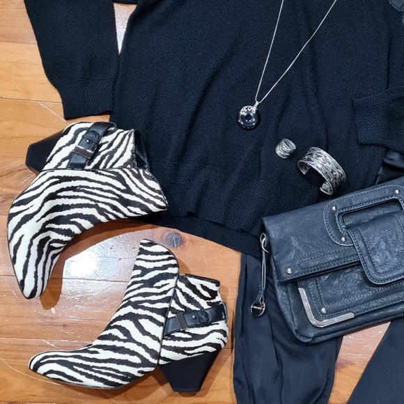 Mimco Shoes - Women's size 38 =7AU 'MIMCO' Gorgeous black and white leather ankle boots AS NEW